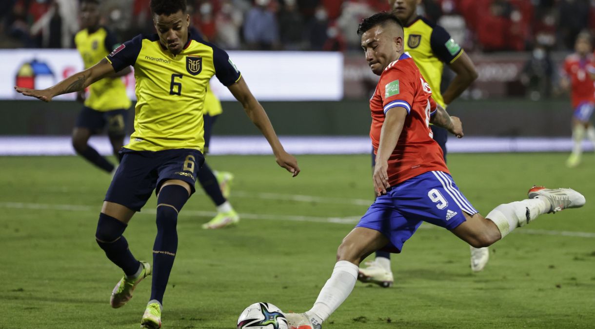 Jean Meneses, do Chile, arma um cruzamento enquanto Byron Castillo, do Equador, tenta se defender, durante uma partida entre as seleções pelas Eliminatórias da Copa do Catar, em novembro de 2021.