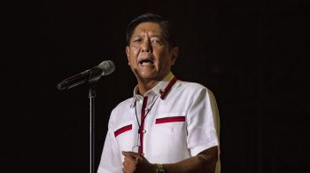 Ferdinand Marcos Jr. é o favorito na eleição presidencial, mas alguns temem um retorno às práticas autoritárias de seu pa