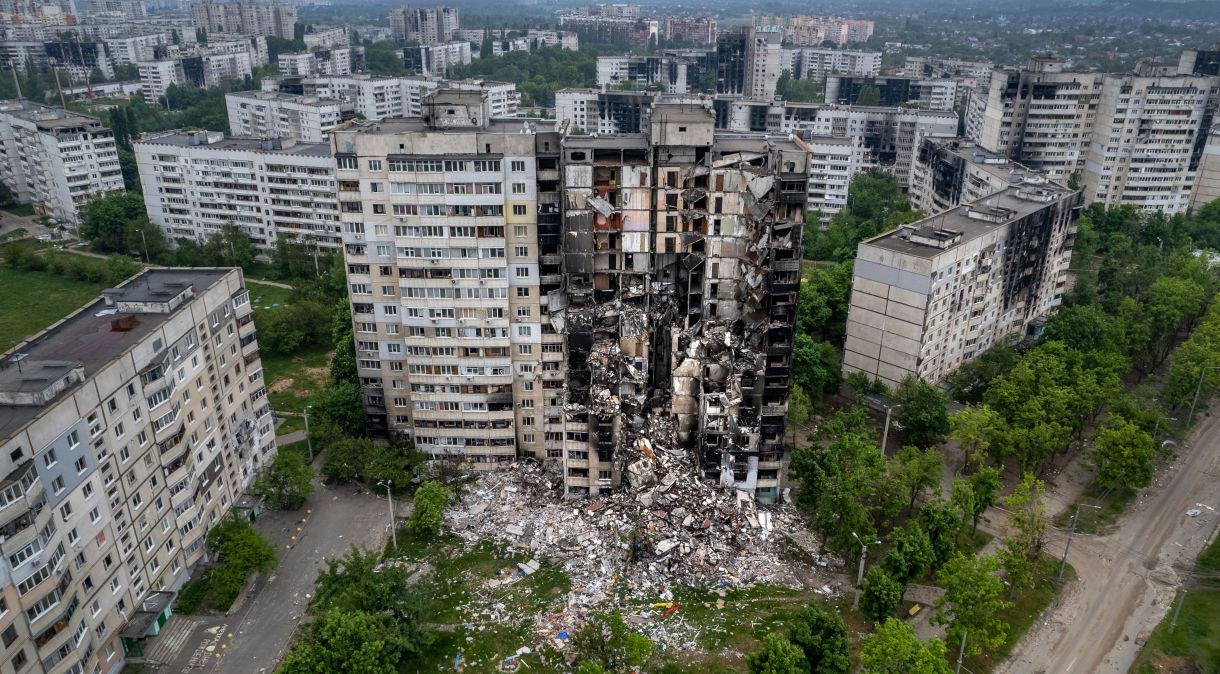 Vista aérea de prédio residencial destruído após bombardeios russos em Kharkiv, na Ucrânia