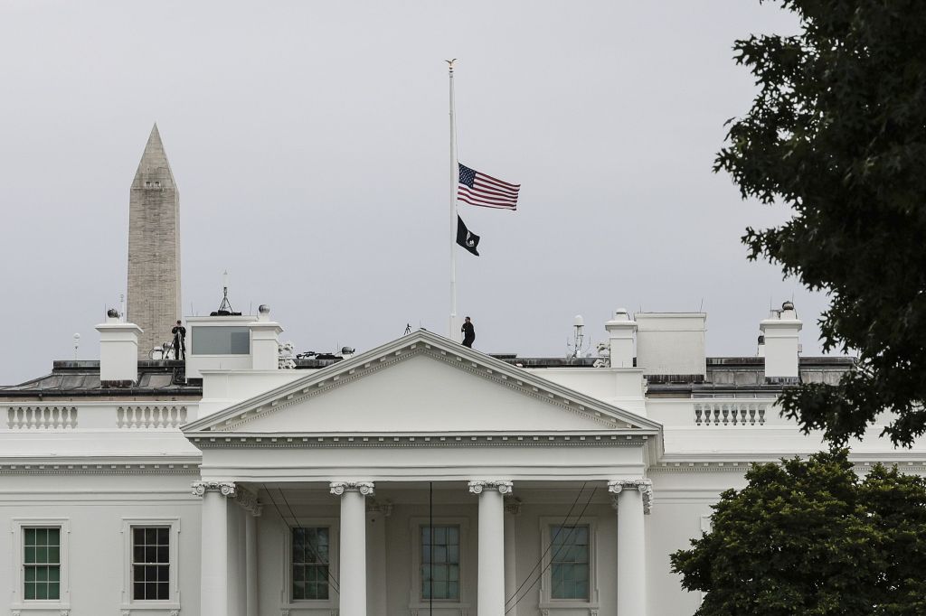 Bandeira dos Estados Unidos a meio mastro após massacre em escola infantil no Texas