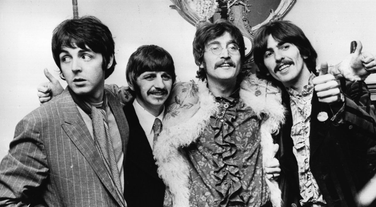 Os Beatles comemoravam a conclusão de seu então novo álbum, "Sgt Pepper's Lonely Hearts Club Band", em uma coletiva de imprensa realizada na casa de seu empresário Brian Epstein, no oeste de Londres.