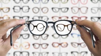 No passado, o uso de óculos era malvisto pela sociedade, enquanto hoje o acessório é associado à cultura nerd