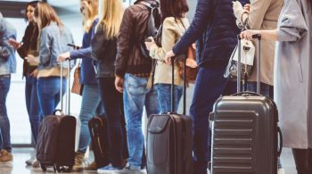 Falta de trabalhadores está levando a voos cancelados, bagagens extraviadas e viajantes perdendo a confiança na indústria da aviação