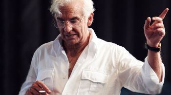 O ator interpreta o compositor Leonard Bernstein em "Maestro", nova cinebiografia da plataforma que estreia em 2023; Steven Spielberg e Martin Scorsese assinam a produção