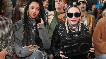 A cantora dividiu a primeira fila com FKA Twigs durante o desfile da turma de formandos da Central Saint Martins; ambas são conhecidas por lançar novos designers da escola