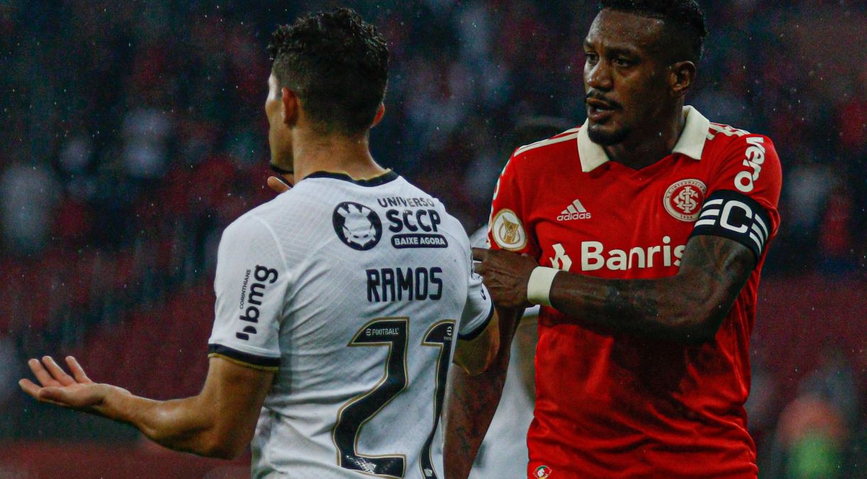 Rafael Ramos e Edenilson após a acusação de racismo na partida entre Internacional e Corinthians