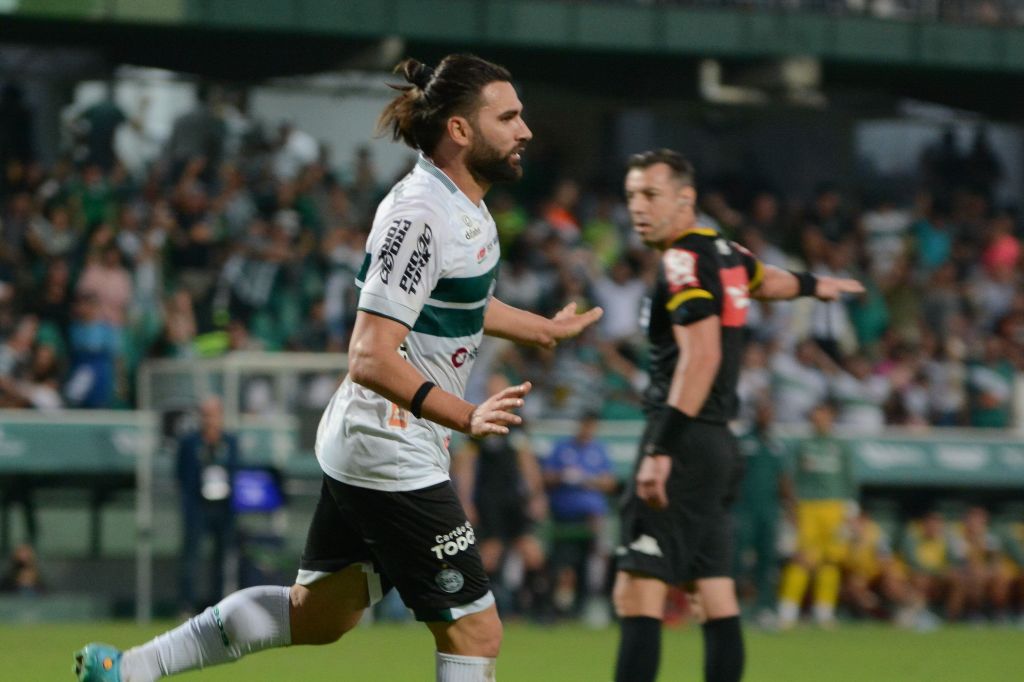 Léo Gamalho, do Coritiba, comemora gol contra o Fluminense pelo Brasileirão