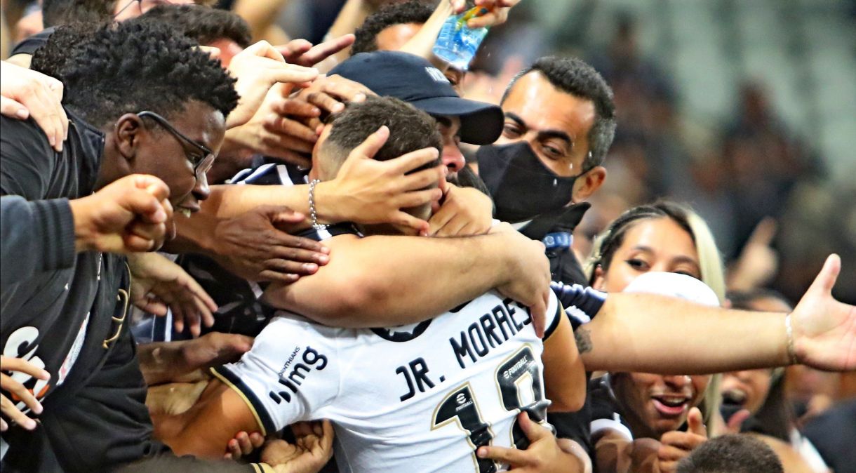 Júnior Moraes, do Corinthians, comemora com torcedores após marcar gol em partida contra a Portuguesa (RJ)