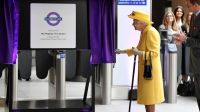 Rainha Elizabeth aparece de surpresa em inauguração de linha de metrô em Londres