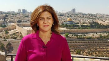 Shireen Abu Akleh, jornalista palestino-americana da Al Jazeera, morreu após ser baleada enquanto cobria um ataque das forças de Israel na Cisjordânia 