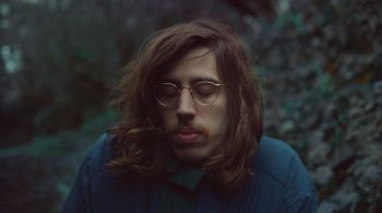 Cantor paulistano prepara lançamento de disco "Mil Coisas Invisíveis" para junho; vocalista d'O Terno fará mais de 15 apresentações acompanhando a banda Fleet Foxes pela costa oeste americana