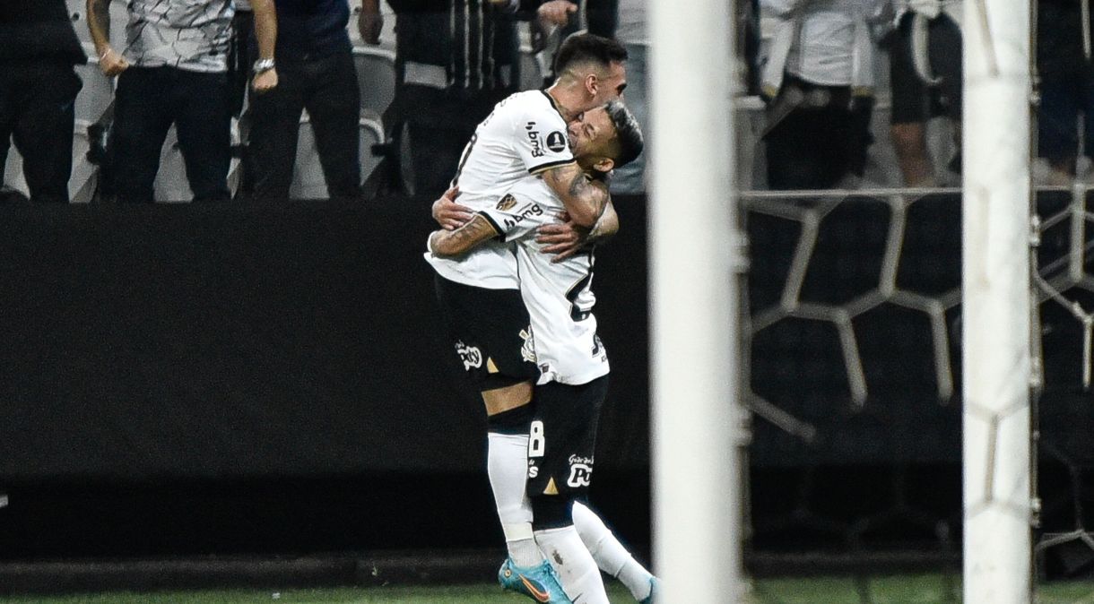 Adson, do Corinthians, comemora seu gol em partida contra o Always Ready, pela Copa Libertadores da América