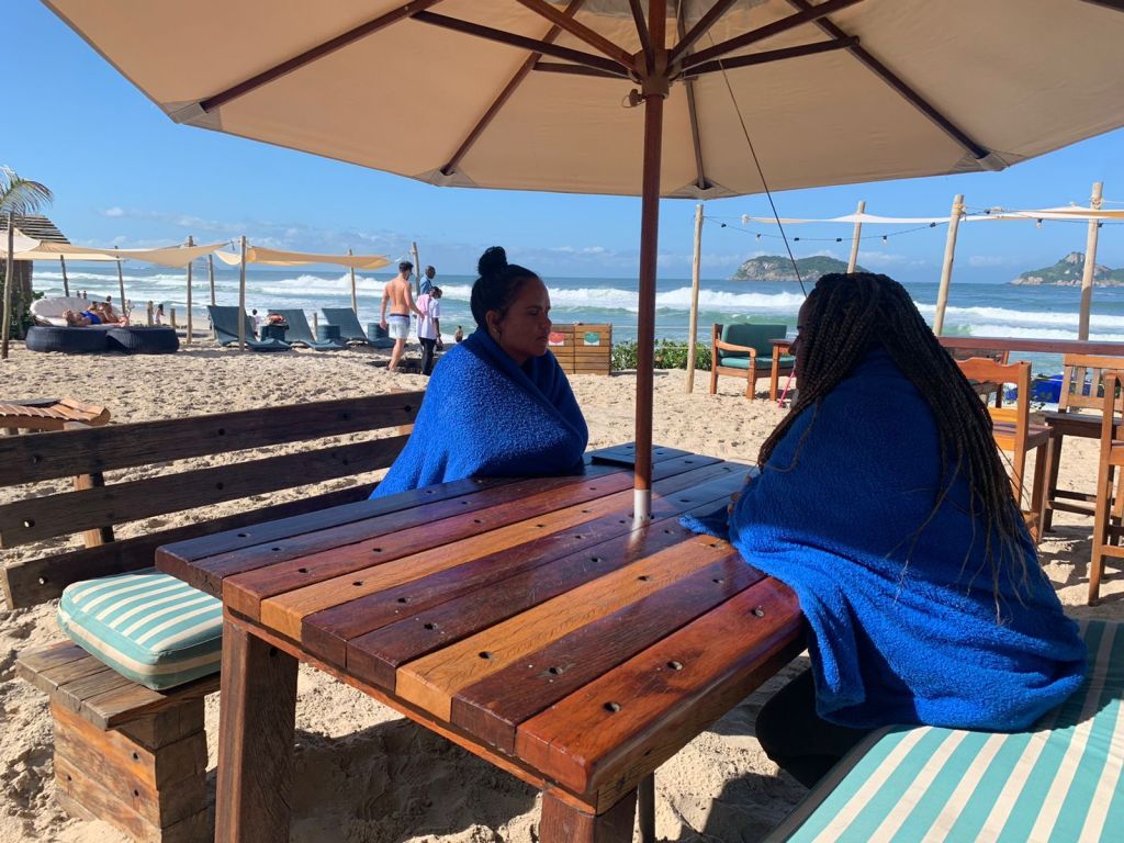 Na orla carioca, turistas usam mantas para se protegerem do frio