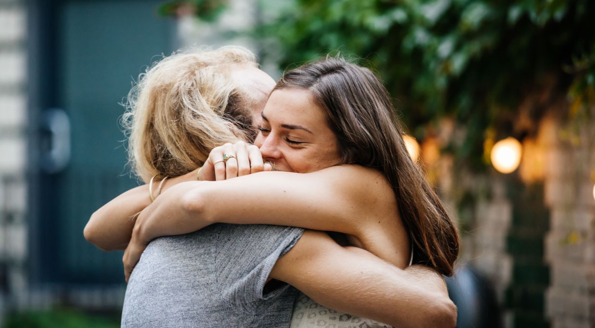Um abraço diminui os níveis do hormônio do estresse em mulheres, diz estudo