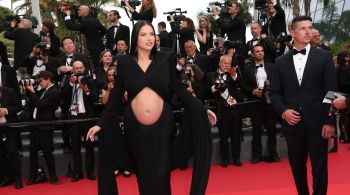 Brasileira usava um vestido feito sob medida com uma abertura na barriga; confira mais fotos do tapete vermelho do festival