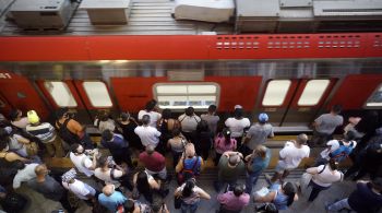 Estações de metrô São Bento, da linha 1-Azul, e Anhangabaú, da linha 3-Vermelha, estarão abertas na madrugada para embarque e desembarque; veja esquema da CPTM e ônibus