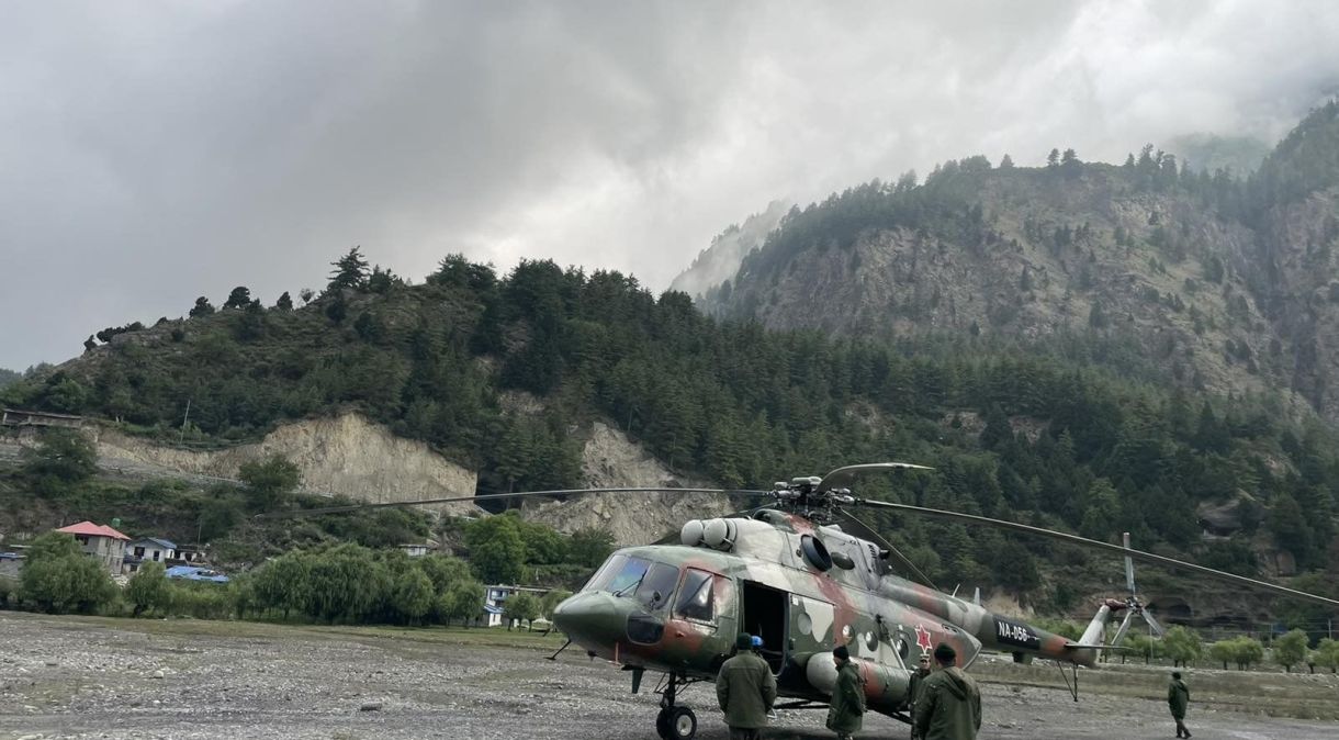 Helicóptero militar participa das buscas por destroços do voo da Tara Air