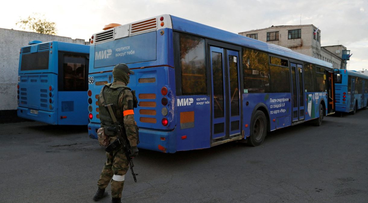 Ônibus levam soldados ucranianos que se renderam na planta siderúrgica de Azovstal, em Mariupol, em 17 de maio de 2022