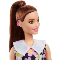 Barbie lança sua primeira boneca com aparelhos auditivos