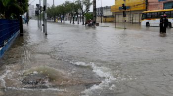 Linhas de metrô suspensas, rodovias interditadas e parte do comércio fechado são consequências das fortes chuvas que atingiram a região metropolitana