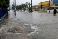 Chuvas afetam sistema de transporte e fecham comércio em Recife