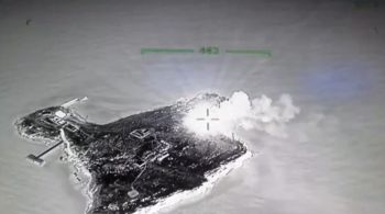 Forças ucranianas divulgam imagem de uma explosão na Ilha da Cobra, no Mar Negro
