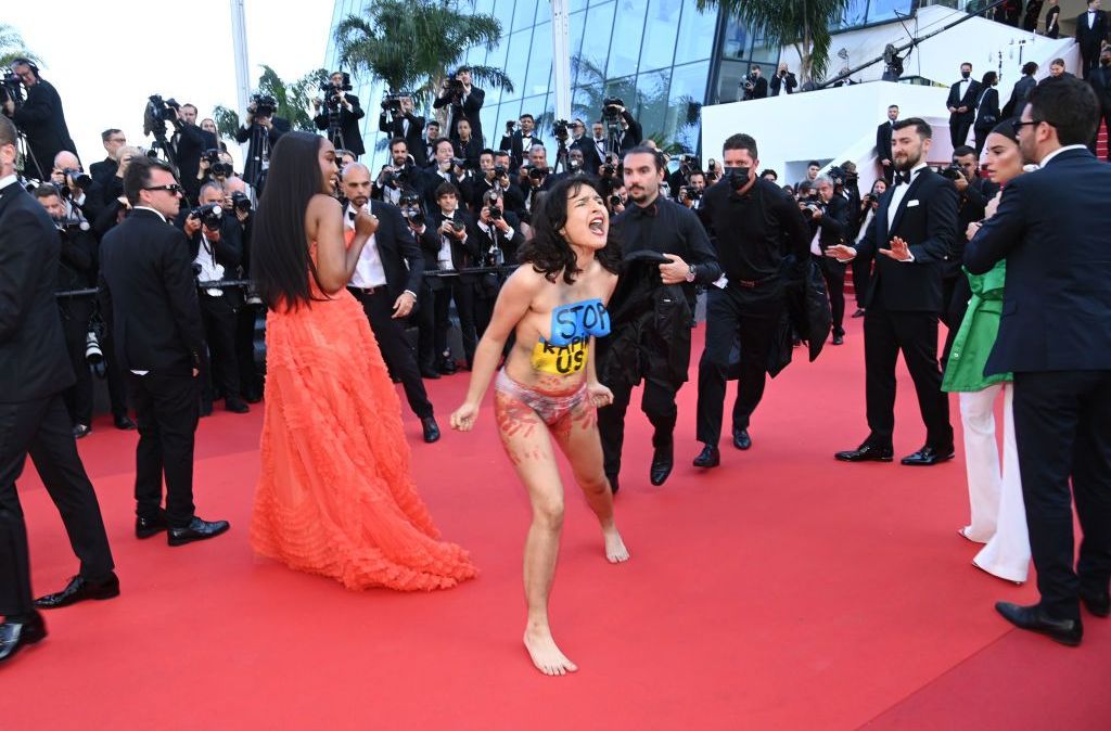 Mulher protesta no tapete vermelho do Festival de Cannes, nesta sexta-feira (20)