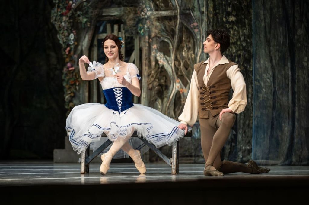 Daryna Kirik e Olexandr Omelchenko apresentam o balé "Giselle" - a primeira apresentação completa a ser exibida na Ópera Nacional de Lviv desde o início da guerra
