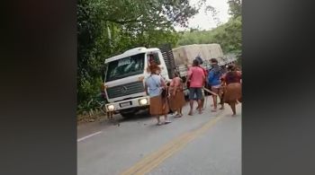 Polícia Rodoviária Federal afirmou que fluxo de veículos foi liberada às 8h; manifestantes pediam passe livre para estudantes acessarem a escola