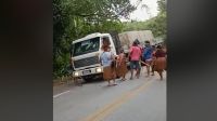 Grupo de indígenas protesta por transporte escolar na Rio-Santos em Paraty