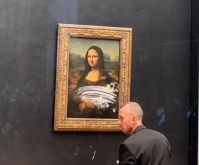 Visitante atira bolo em quadro da Mona Lisa no Louvre; vidro protege obra