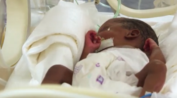 Halima Cissé deu à luz a cinco meninas e quatro meninos, que nasceram prematuros após 30 semanas de gestação