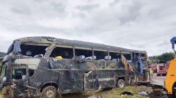 Veículo tombou no acesso à Rodovia Régis Bitencourt, no km 402, em Miracatu