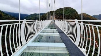 A Bach Long é uma ponte suspensa de 632 metros de comprimento com fundo transparente e que pode receber 450 pessoas por vez