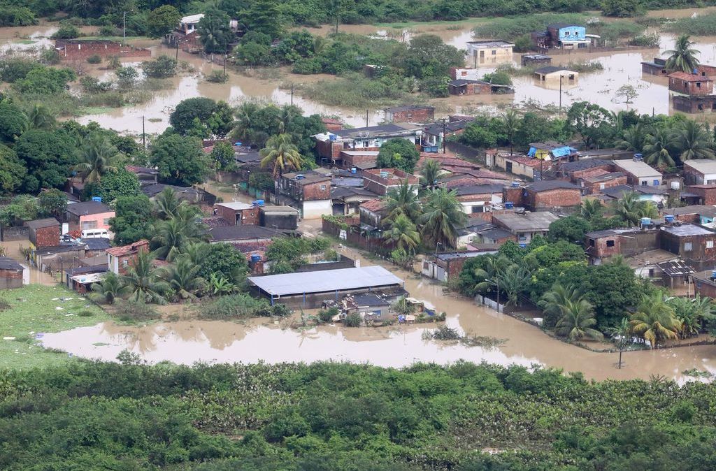 Sobrevoo de áreas afetadas pela chuva em Recife