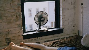 Única noite acima de 30°C reduz o tempo de sono em cerca de um quarto de hora por pessoa, de acordo com o autor principal do estudo, Kelton Minor
