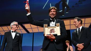 Longa do diretor sueco Ruben Ostlund com o ator Woody Harrelson é o grande vencedor da noite; confira outros premiados