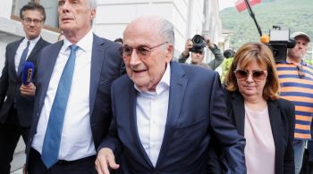 Ex-presidente da Fifa disse sentir dores no peito e ter dificuldade para respirar; Blatter é acusado de pagamento de propina