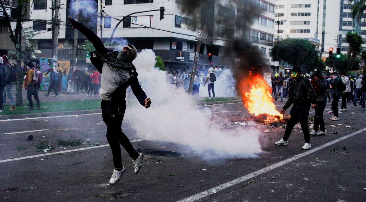 Manifestantes entram em choque com forças de segurança, em Quito21/06/2022