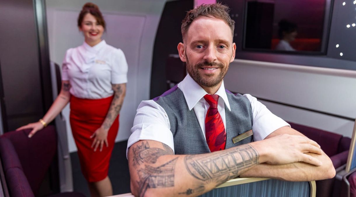 Para comemorar o Dia Internacional dos Comissários de Bordo, a companhia aérea também postou várias imagens de tripulantes tatuados no Twitter