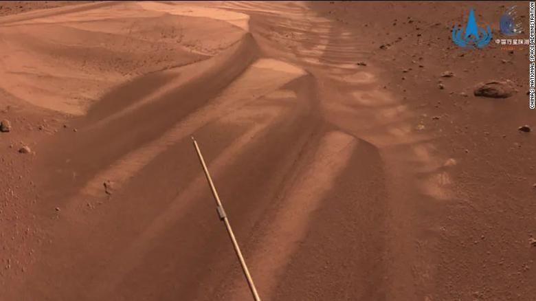 Uma imagem de dunas em Marte, tirada pelo rover Zhurong da sonda Tianwen-1 pouco antes de entrar em dormência em maio de 2022.