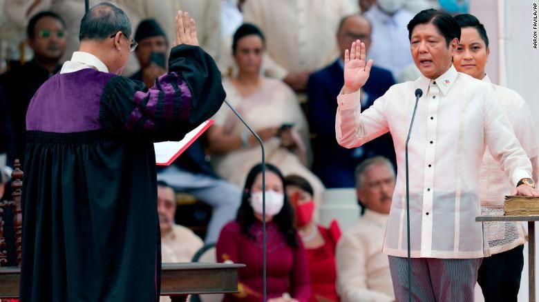 Presidente Ferdinand Marcos Jr. e vice-presidente filipina Sara Duterte durante a cerimônia de inauguração no Museu Nacional em 30 de junho em Manila, Filipinas.