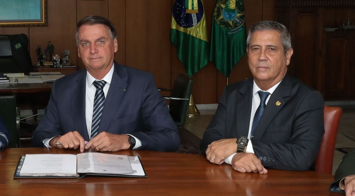 O presidente Jair Bolsonaro (PL) ao lado de seu candidato a vice-presidente, Walter Braga Netto