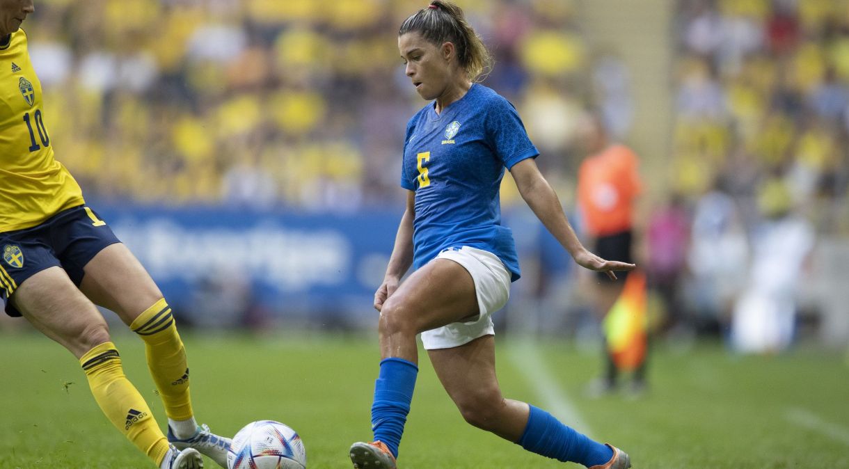 Tamires, jogadora do Brasil, durante partida contra a Suécia