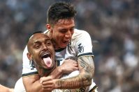 Corinthians goleia Santos em jogo de ida da Copa do Brasil