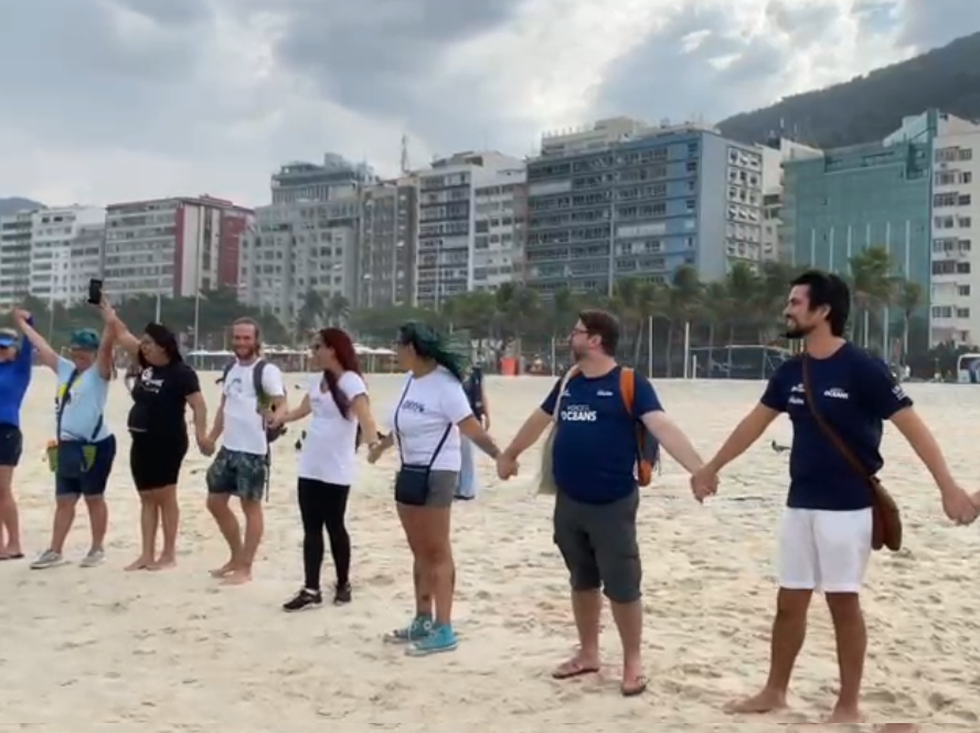 Voluntários deram as mãos, formando uma corrente humana que foi do forte de Copacabana até o Leme