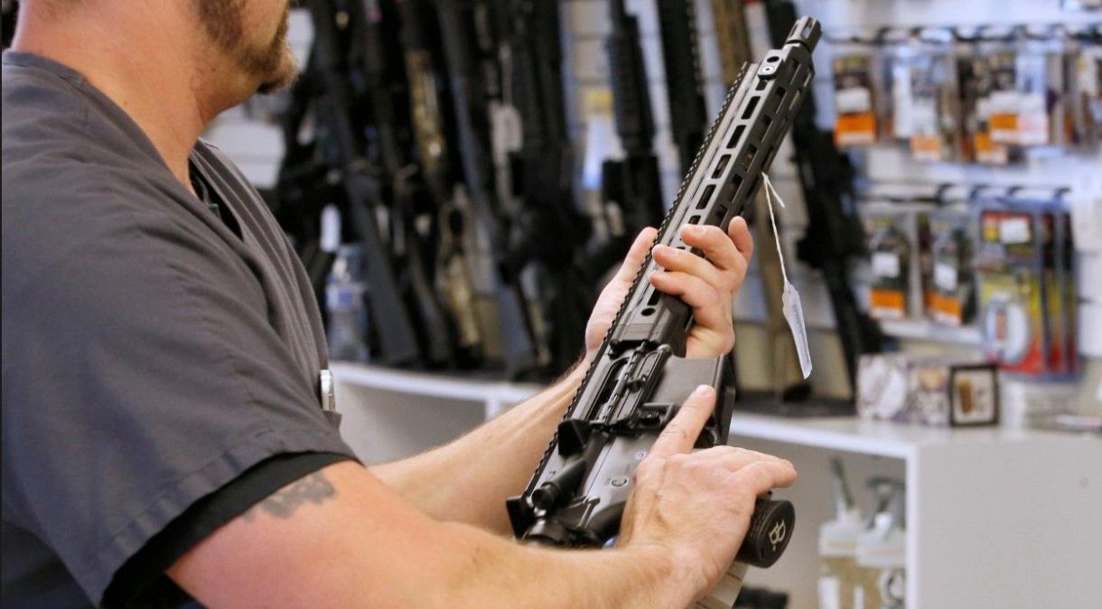 Homem inspeciona arma em loja no estado de uTah (EUA)