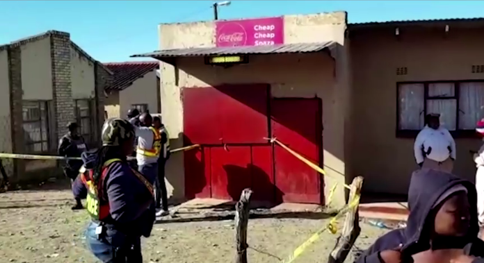 Exterior do bar onde 21 jovens morreram na África do Sul. Local foi isolado pelas autoridades.