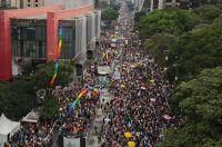 Parada LGBTQIA+ leva 4 milhões, diversidade e 19 trios com artistas para avenida Paulista em SP