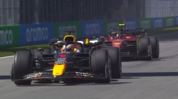 Carlos Sainz, da Ferrari, e Lewis Hamilton, da Mercedes, completaram o pódio; Perez, Mick Schumacher e Tsunoda deixaram a corrida